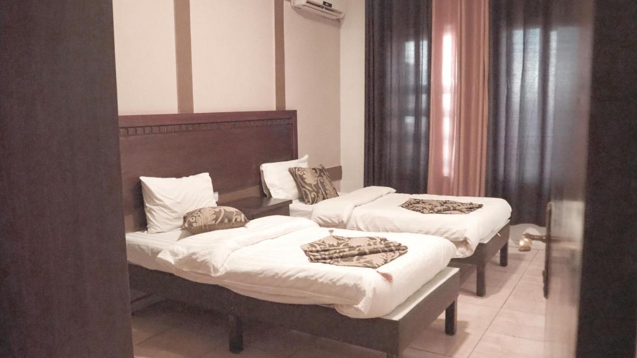 Al Fawanes Hotel Apartments 암만 외부 사진