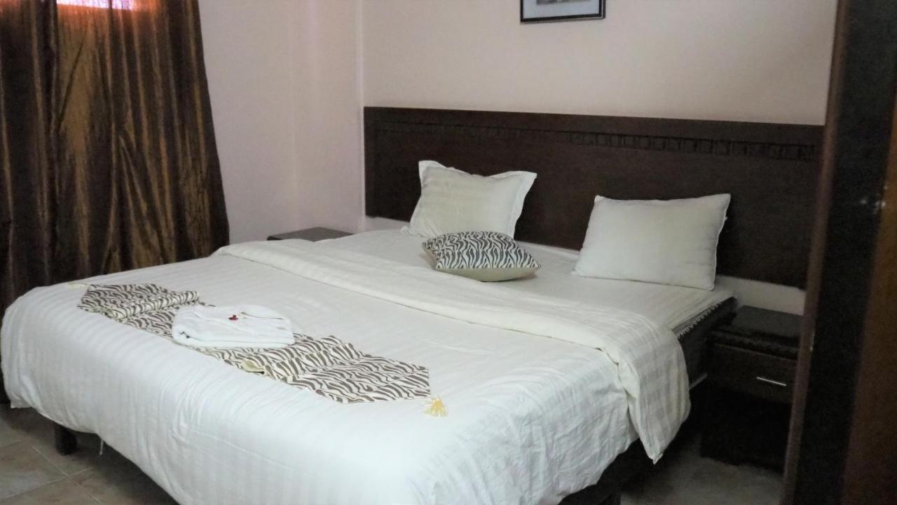 Al Fawanes Hotel Apartments 암만 외부 사진