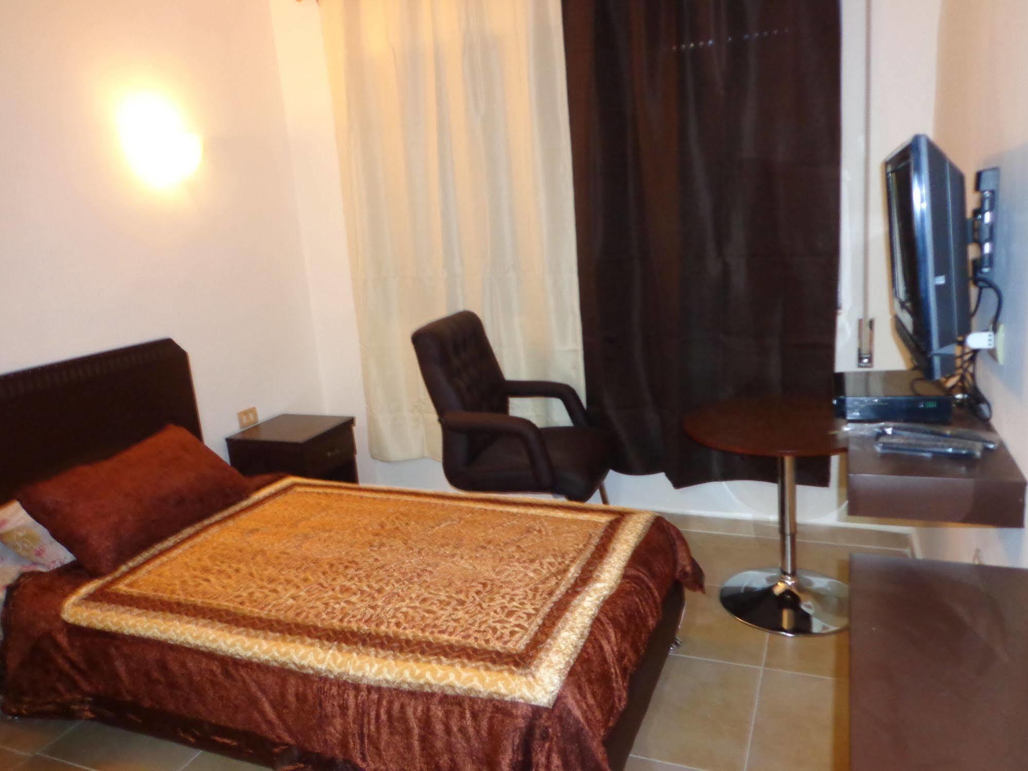 Al Fawanes Hotel Apartments 암만 외부 사진