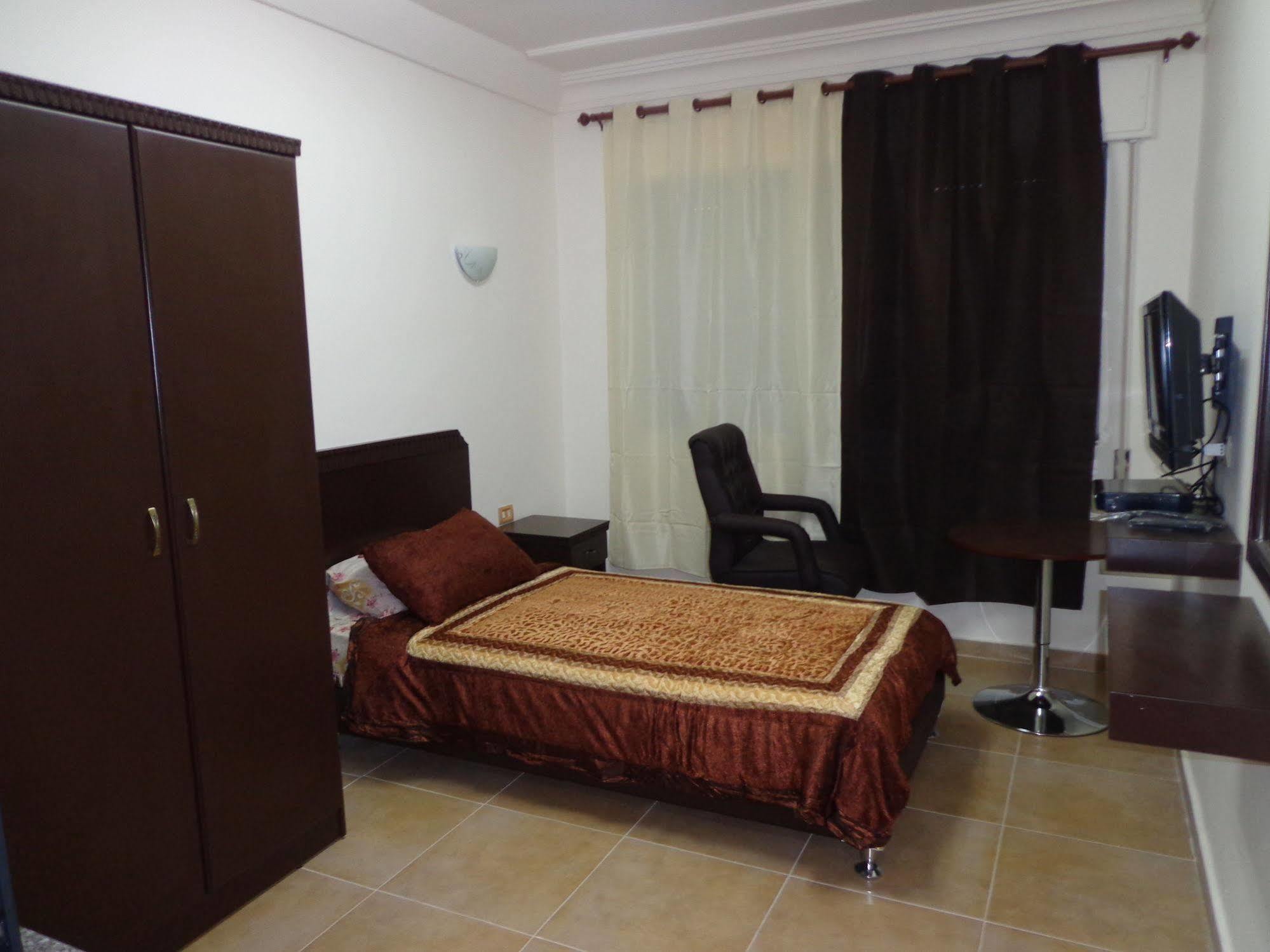 Al Fawanes Hotel Apartments 암만 외부 사진